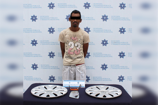 Detiene policía municipal a sujeto por robo de autopartes