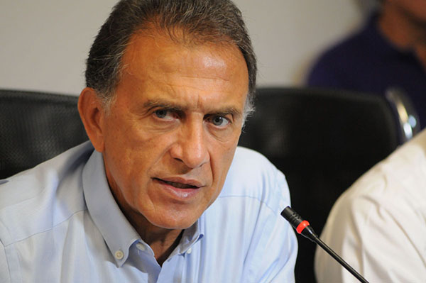 Cesa Yunes a 3 funcionarios por distribuir despensas sin autorización