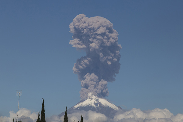 Popocatépetl emite fumarola de 1,400 metros