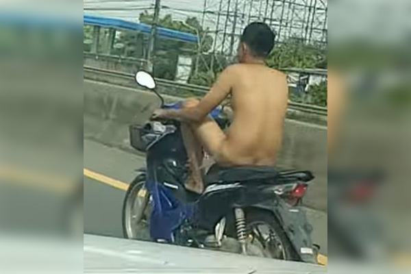 Sin rubor alguno, paseaba “en cueros” a bordo de su motocicleta