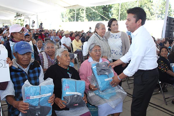 Entrega Leo Paisano uniformes deportivos a adultos mayores