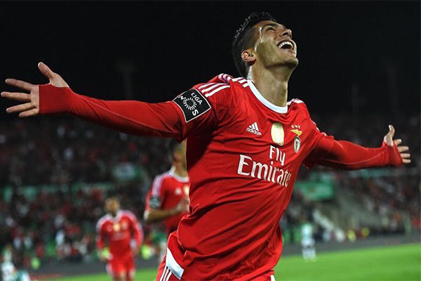 Raúl Jiménez anota gol y lo dedica a México