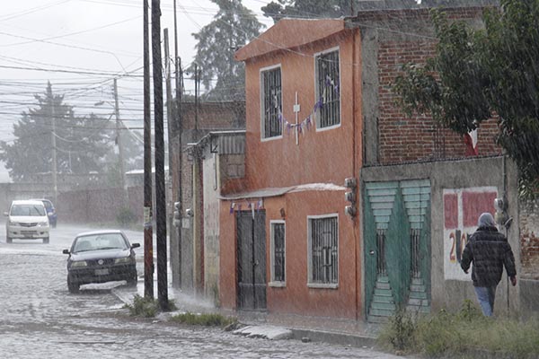 Lo que faltaba: lluvia afecta a 100 casas en Amozoc