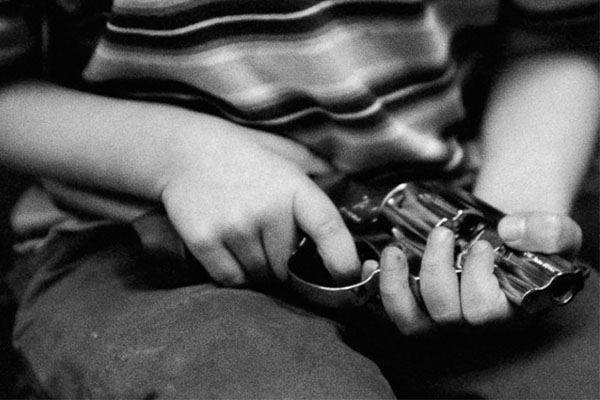 Niño de 2 años extrañamente accionó un arma y mató a su papá