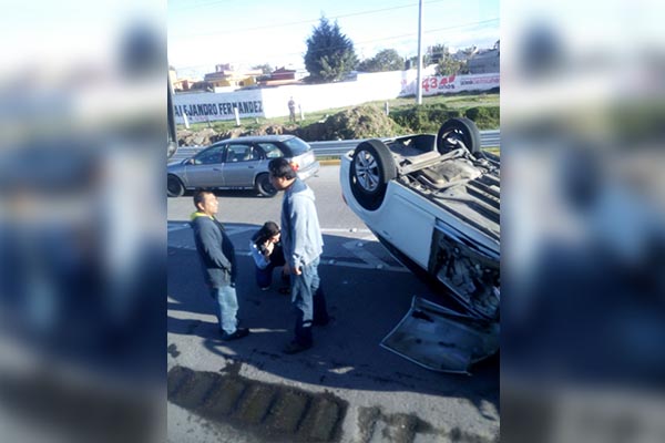 Día de volcaduras en la autopista México-Puebla