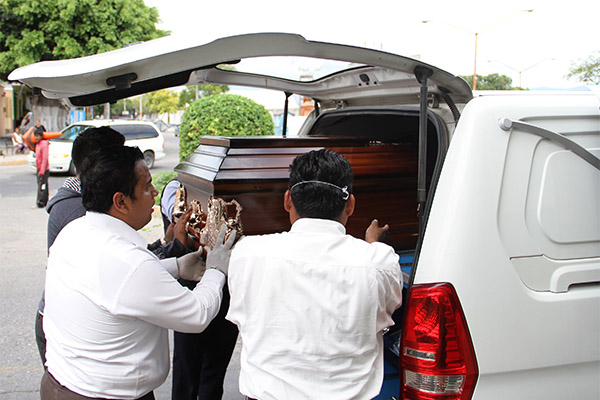 Familiares despiden a estudiante de la BUAP asesinada en asalto