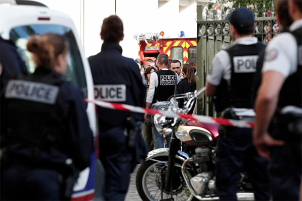 Descubren bomba molotov conectada a camión en París