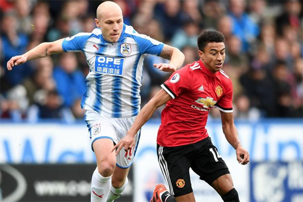 Manchester United cae 1-2 en su visita al Huddersfield en Liga Premier