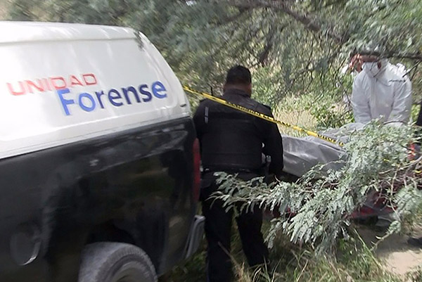 Se toparon con un cadáver putrefacto mientras labraban la tierra
