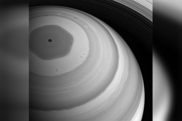 NASA difunde imagen sobre las "calles de hielo" de Saturno