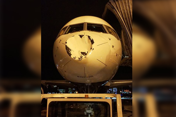 Aseguran que un OVNI golpeó avión de la NBA en pleno vuelo