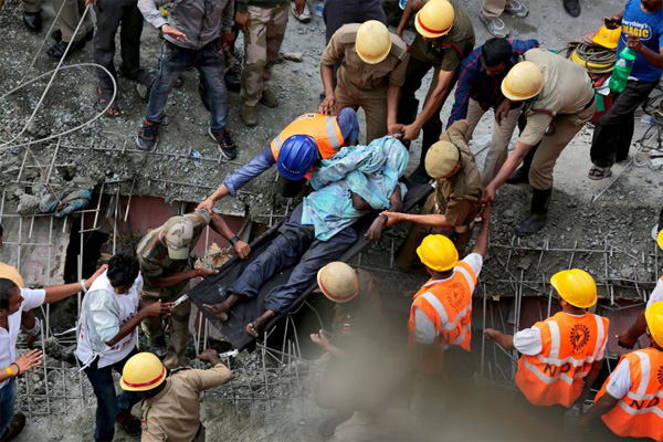 Un muerto y 57 heridos al derrumbarse un puente en la India
