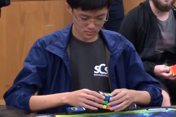 ¡Arma cubo de Rubik en solo 4.59 segundos!