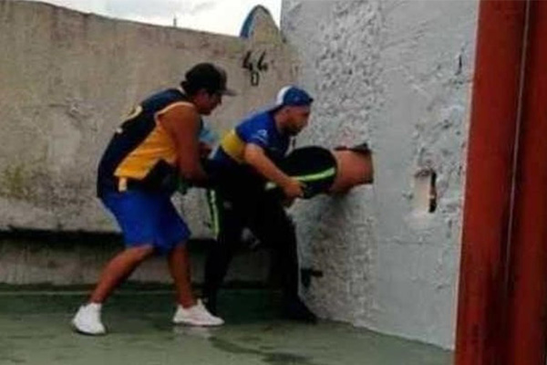 Intentó colarse a un partido del Boca Junior y terminó atorado
