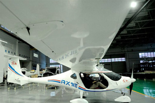Versión avanzada de primer avión eléctrico de China efectúa vuelo inaugural