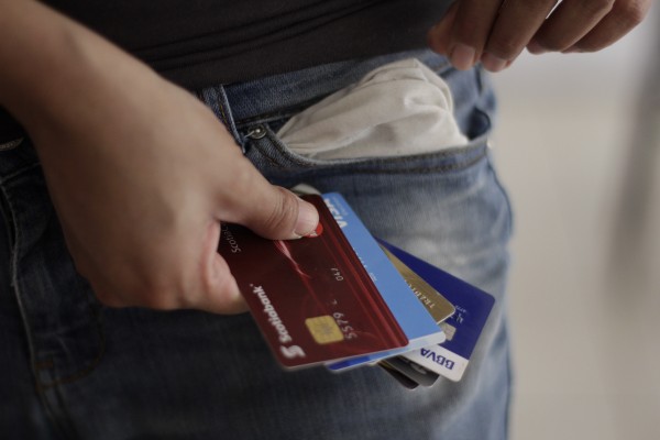 Alertan a usuarios sobre nuevos fraudes en cheques y tarjetas