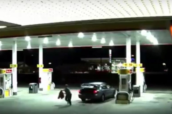 Astuta mujer logra escapar de la cajuela de su secuestrador