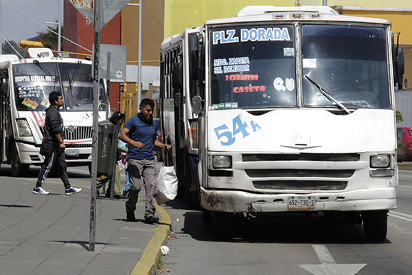 Mexicanos utilizan hasta dos transportes para llegar a sus destinos