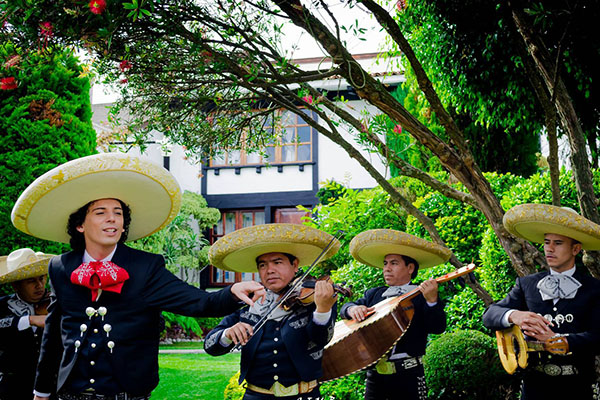 Cantante rumano quiere probar suerte en México con música ranchera