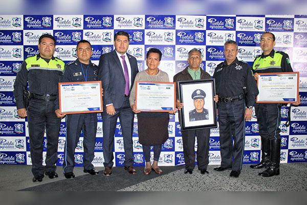Reciben policías municipales de Puebla reconocimiento del sector empresarial