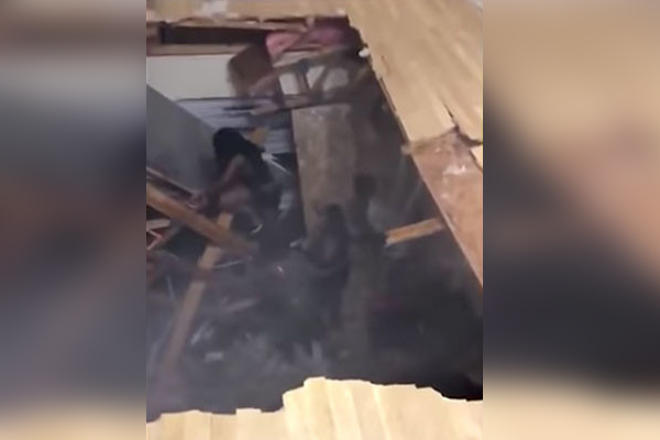 Se desploma el suelo en plena fiesta de universitarios