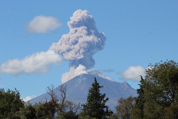 Popocatépetl presenta exhalación de dos mil metros de altura