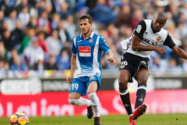 Valencia vence 2-0 al Espanyol y se mantiene segundo en La Liga