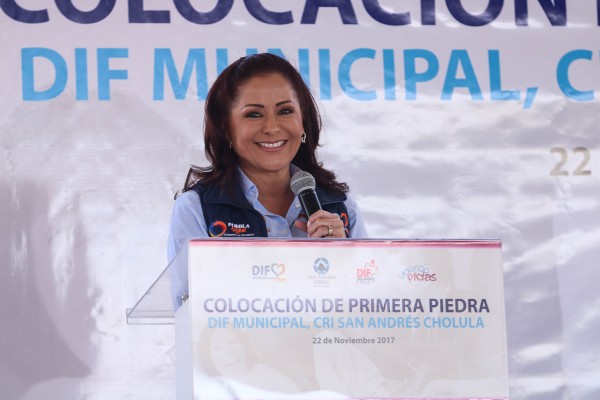 Dinorah López de Gali coloca primera piedra del SMDIF de San Andrés Cholula