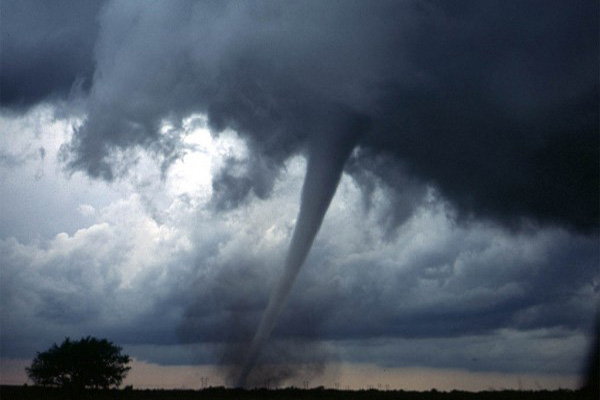Tornado hiere a 36 personas y daña cientos de casas en Indonesia