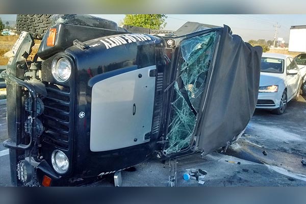 Aparatoso accidente entre autobús y dos camionetas deja 10 lesionados