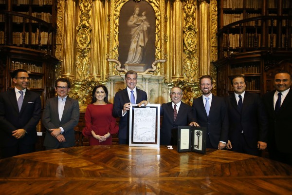 Entrega Tony Gali Clavis Palafoxianum a Carlos Marín