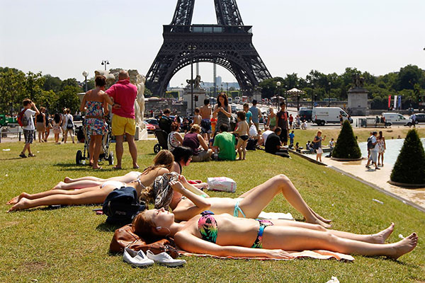 Francia establecerá edad de consentimiento sexual a los 15 años