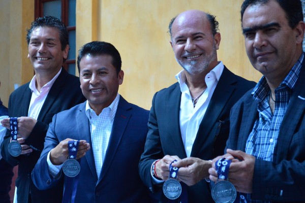 Presentan medalla del Maratón Internacional de Puebla