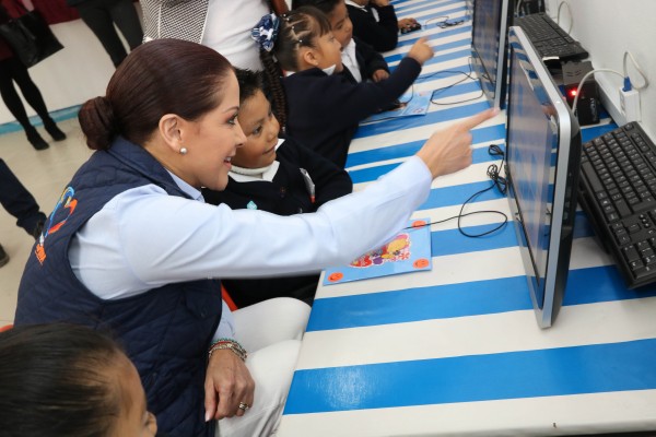 Dinorah López entrega un aula de medios más en la capital