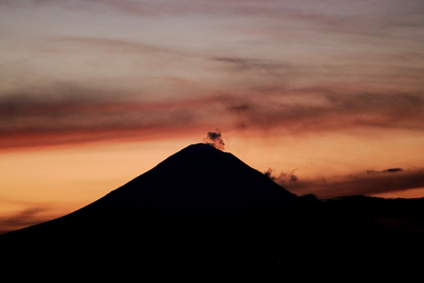 Popocatépetl emite esta mañana exhalación con contenido bajo de ceniza