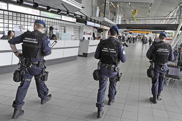 Detienen a empleado de aeropuerto belga por amenazas terroristas