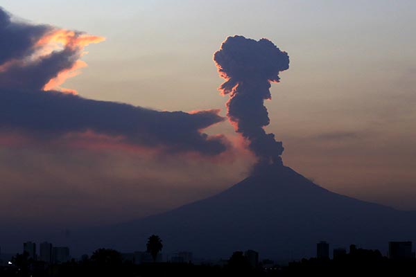 Popocatépetl exhala nueva fumarola de dos kilómetros