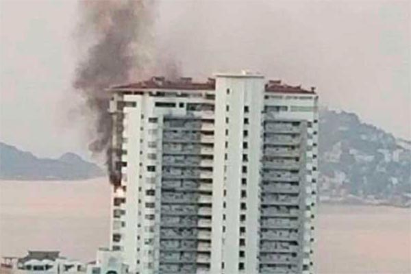 Muere persona al arrojarse de piso 21 en incendio en torre de Acapulco