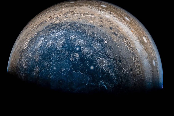 NASA presenta nuevas imágenes de Júpiter en color azul