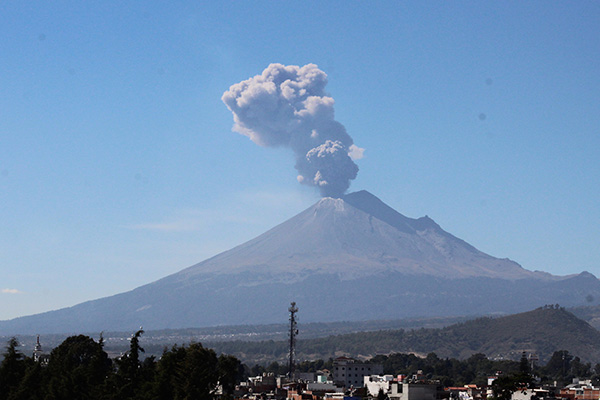 Lanza Popocatépetl exhalación de 2,500 metros de altura