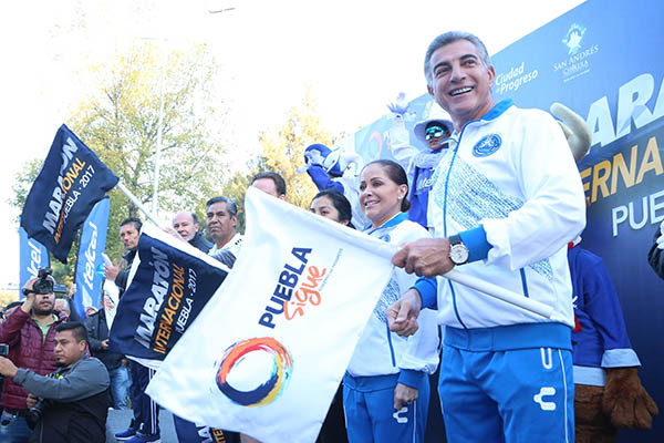 Tony Gali da banderazo de salida al Maratón Internacional Puebla 2017