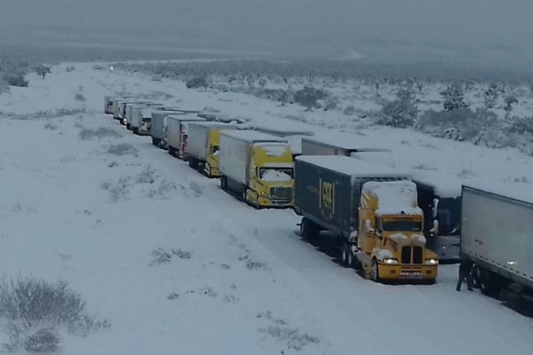 Cierran ambos sentidos de la Autopista Monterrey-Nuevo Laredo por nevada