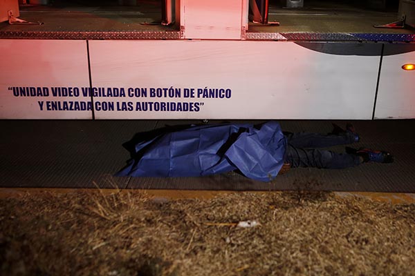 Caminaba por el carril confinado y un RUTA lo atropelló