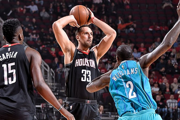 Houston llega a 11 victorias en cadena al ganar 108-96 a Charlotte