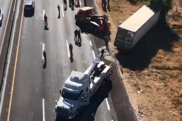 Tráiler sin frenos provoca carambola; hay ocho lesionados