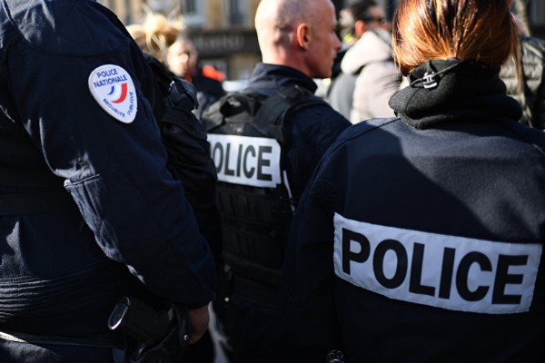 Detienen a 500 personas durante celebraciones de Año Nuevo en Francia