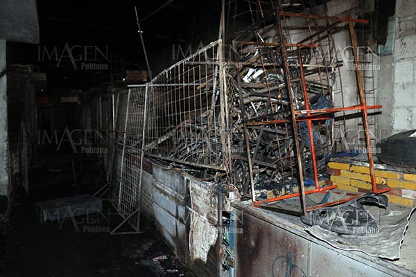 Incendio consume al menos cuatro locales en el mercado Unión
