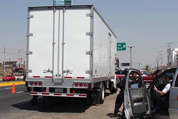 Policía recupera tráiler robado con 12 mdp en electrodomésticos