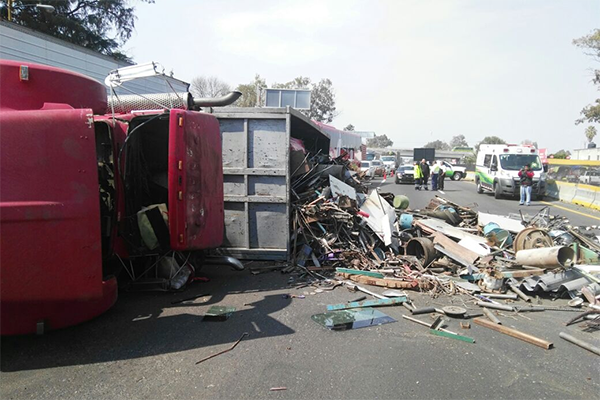Vuelca tráiler con material reciclado en la México-Puebla