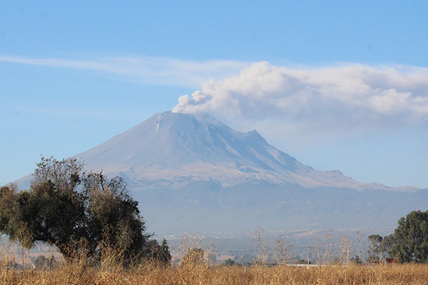 Popocatépetl emite fumarola de dos kilómetros